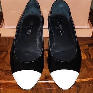 CHANEL Black and White Patent Flats EU 41 - EUC